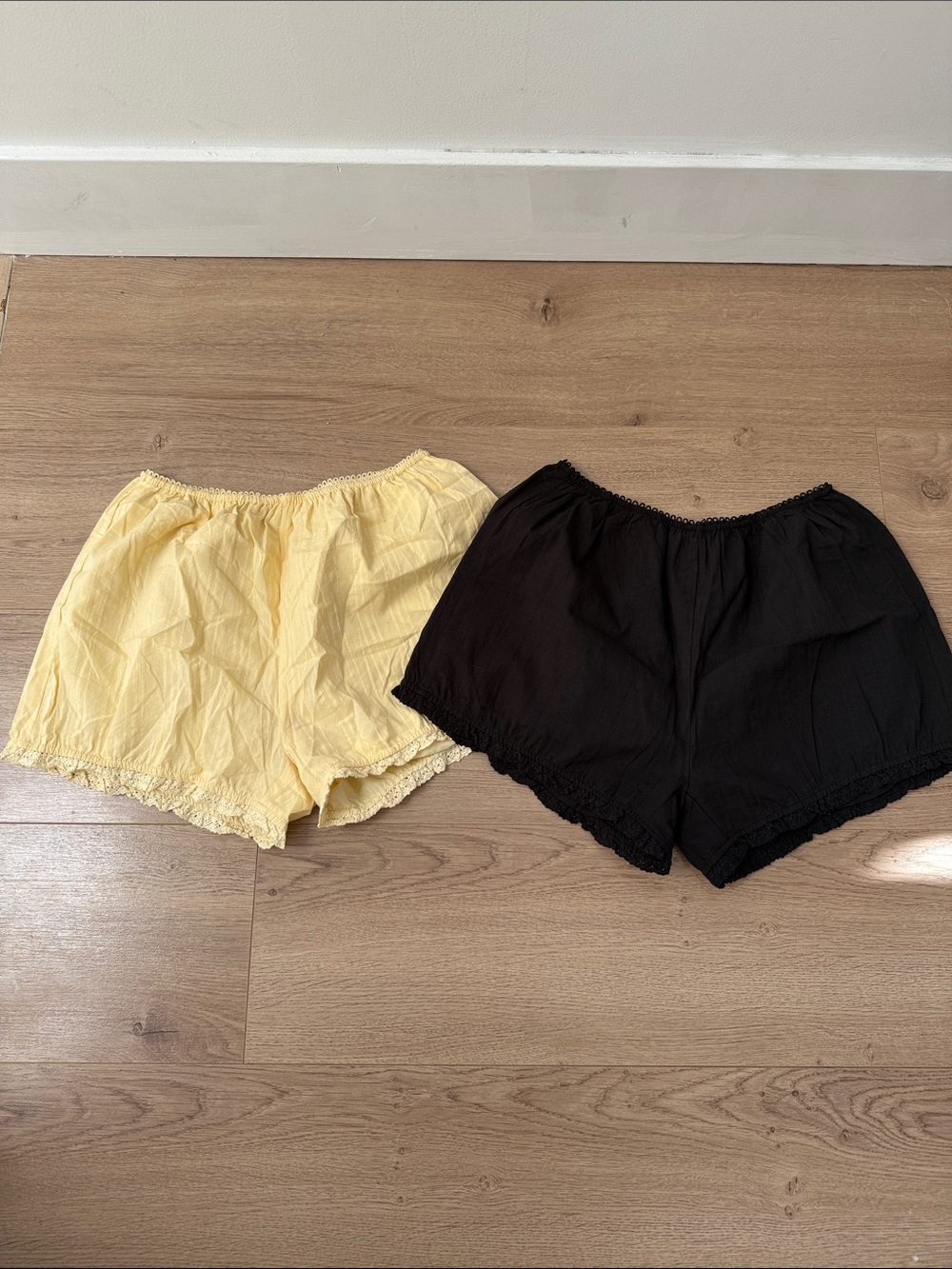 Women's High-Waist Lace-Trim balloon Shorts in Yellow & Black